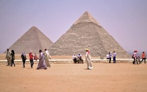 Gizeh Plateau vor den Pyramiden in Kairo