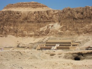 Bild zeigt majestätischen Hatschepsut-Tempel mit kunstvollen Hieroglyphen und antiker Architektur.